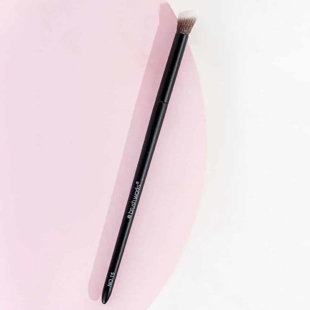 No. 15 Angled Blending Eye Brush - Image 5