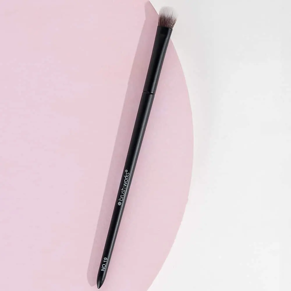 No. 19 Crease Blending Eye Brush - Image 4