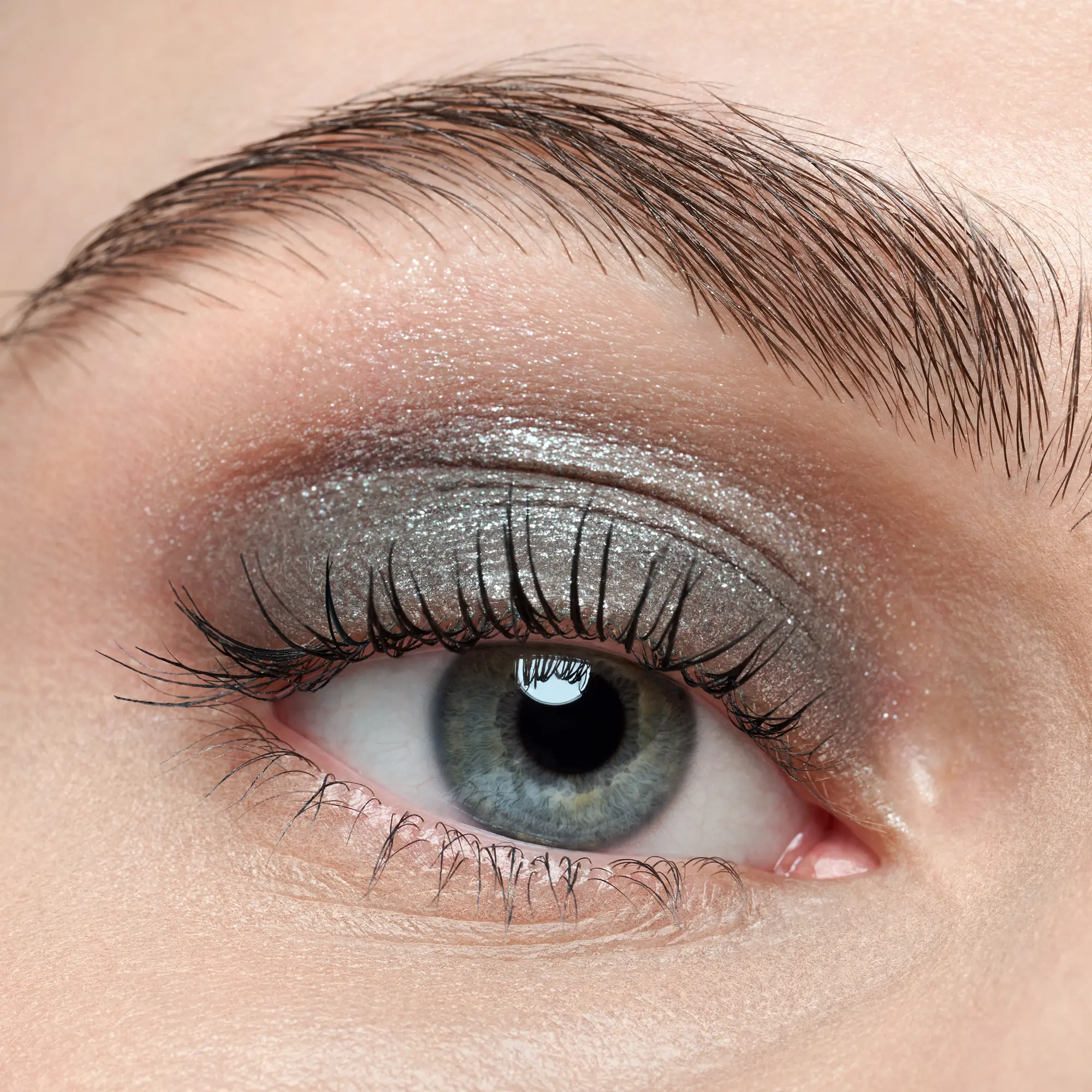 Diamond Treasures Cream To Powder Eyeshadow 030 Smokey Diamond - Image 4