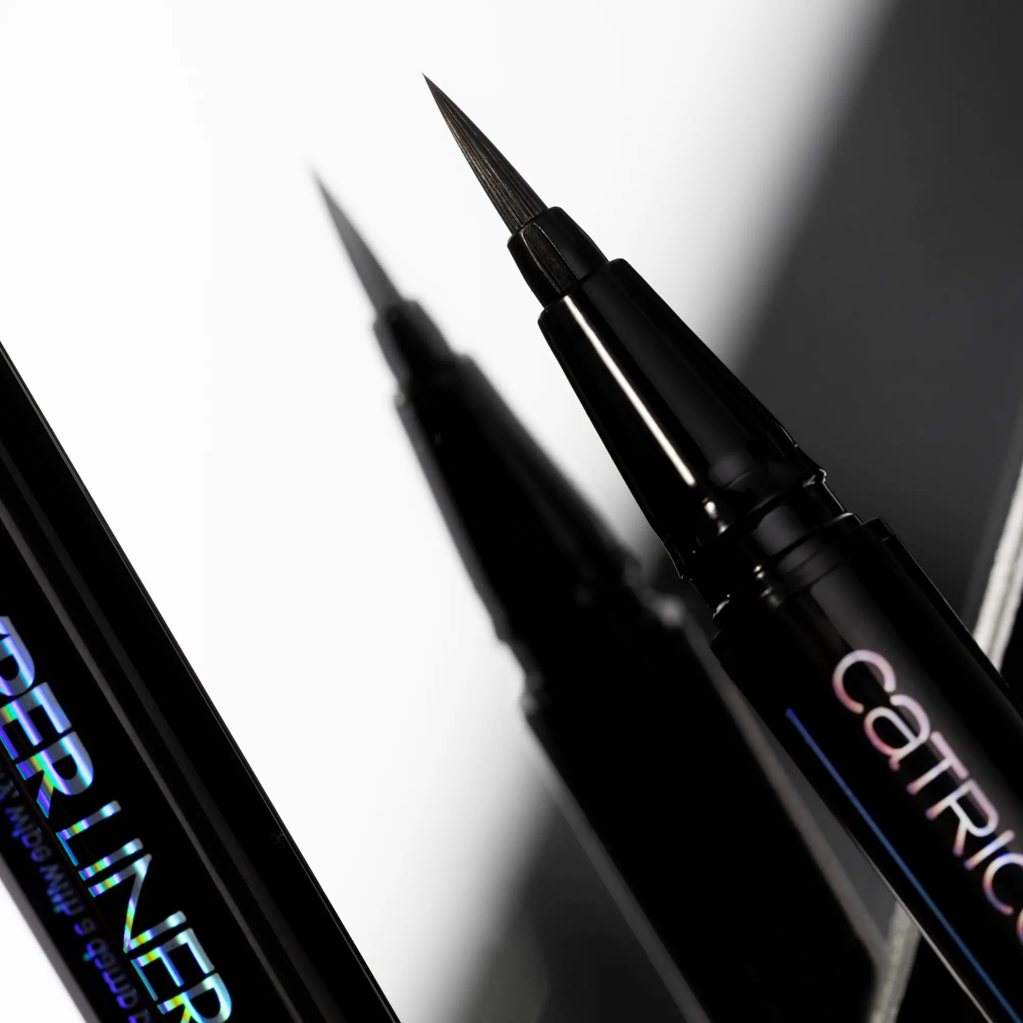 Hyper Liner Brush Eyeliner 010 Classic Black - Image 11