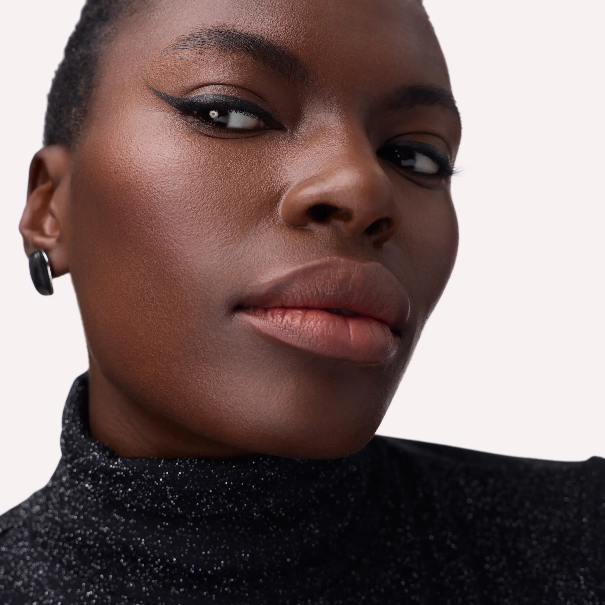 Hyper Liner Brush Eyeliner 010 Classic Black - Image 6