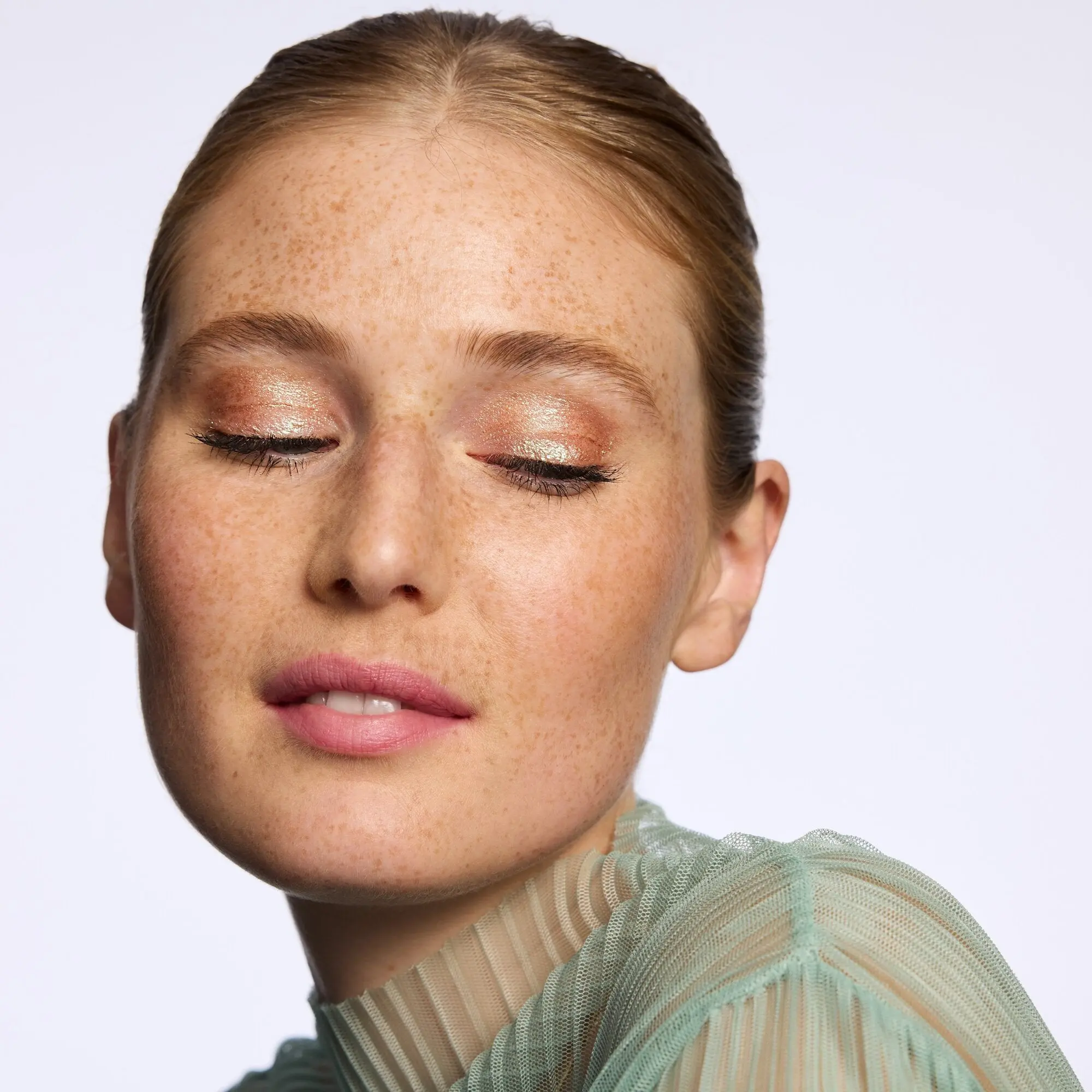 Space Glam Liquid Chrome Eyeshadow 030 Galactic Glamour - Image 5