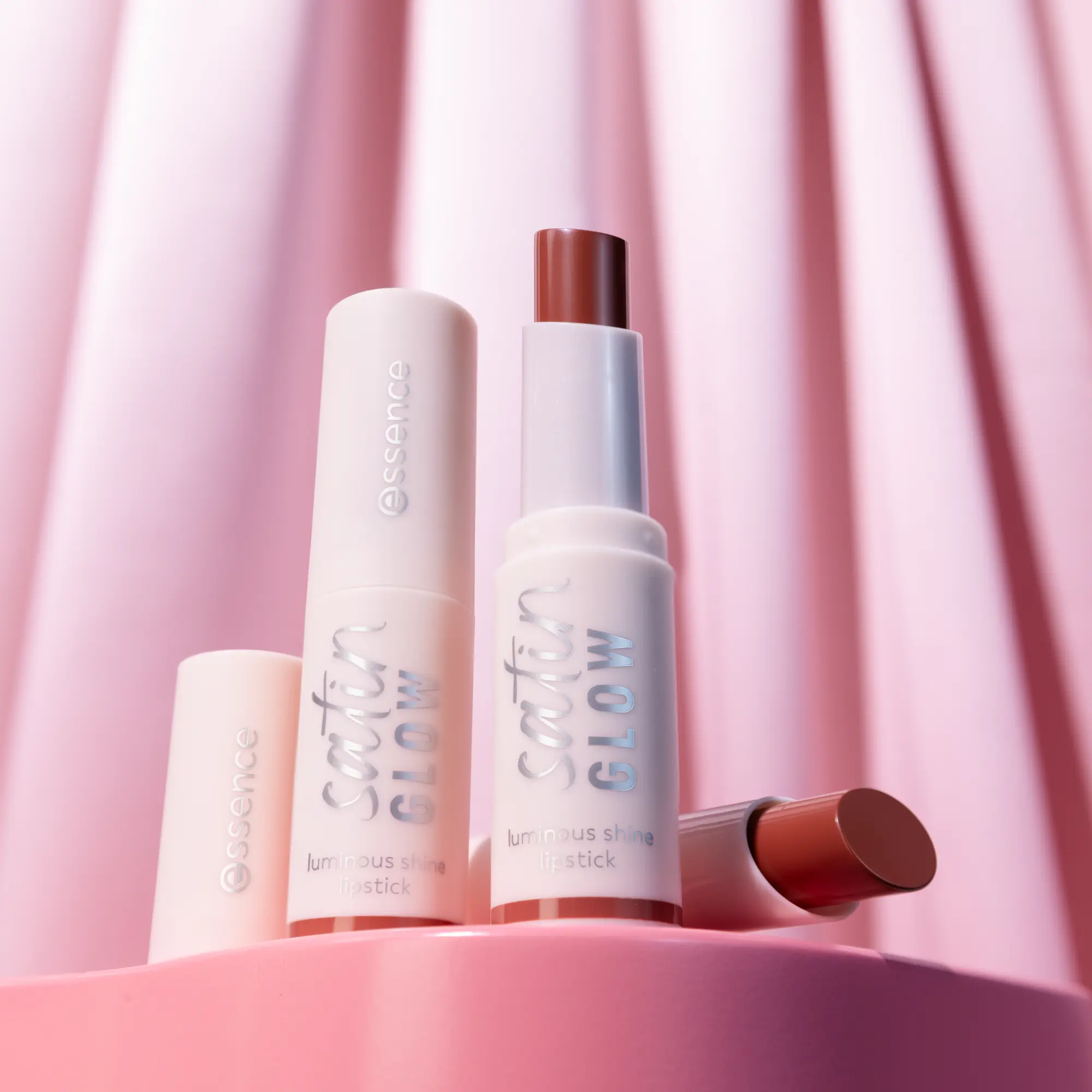 Satin Glow Luminous Shine Lipstick 04 Let´s Get Mauvin - Image 6